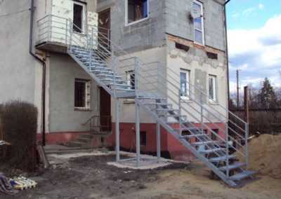 schody metalowe do budynku