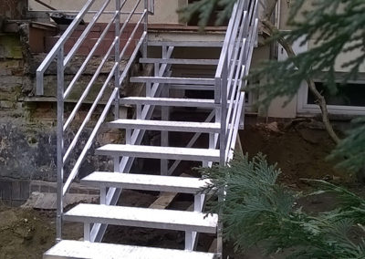 metalowe schody zewnętrzne do ogrodu