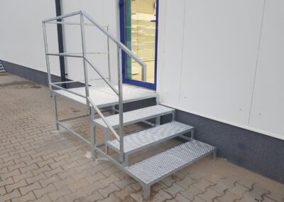 schody metalowe z barierką do firmy