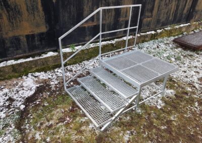 schody metalowe z podestem i barierką