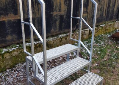 schody metalowe z barierkami